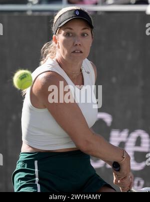 6 avril 2024 : Danielle Collins (USA) bat Maria Sakkari (GRE) au Credit One Charleston Open joué au Family Circle Tennis Center à Charleston, Caroline du Sud/USA © Leslie Billman/Tennisclix/Cal Sport Media Banque D'Images