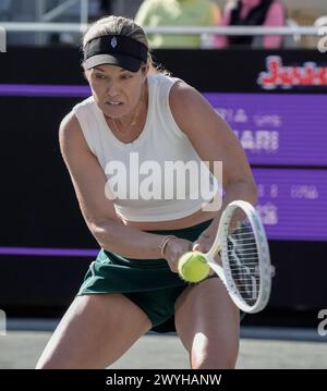 6 avril 2024 : Danielle Collins (USA) bat Maria Sakkari (GRE) au Credit One Charleston Open joué au Family Circle Tennis Center à Charleston, Caroline du Sud/USA © Leslie Billman/Tennisclix/Cal Sport Media Banque D'Images