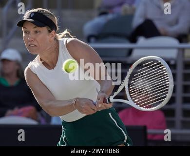 6 avril 2024 : Danielle Collins (USA) bat Maria Sakkari (GRE) au Credit One Charleston Open joué au Family Circle Tennis Center à Charleston, Caroline du Sud/USA © Leslie Billman/Tennisclix/Cal Sport Media Banque D'Images