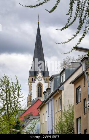 Prog L'église Joseph s'élève au-dessus des rues étroites et sinueuses du quartier d'Ehrenfeld à Cologne Banque D'Images