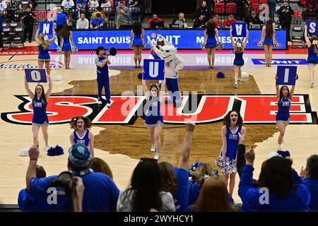 Edwardsville, États-Unis. 06 avril 2024. Saint Louis Billikens cheerleaders pendant un timeout. L'Université Saint Louis Billikens a battu les Golden Gophers du Minnesota 69-50 dans le Women's NIT joué sur le campus de l'Université Southern Illinois - Edwardsville à Edwardsville, il le samedi 6 avril 2024. (Photo de Tim Vizer/Sipa USA) crédit : Sipa USA/Alamy Live News Banque D'Images