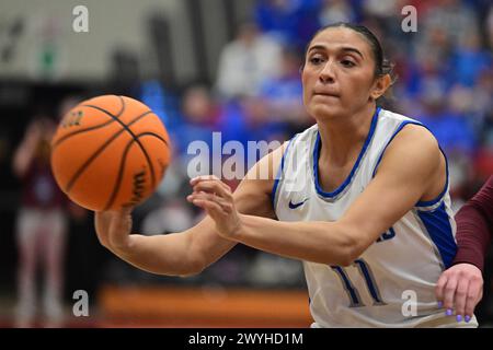 Edwardsville, États-Unis. 06 avril 2024. Saint Louis Billikens garde Julia Martinez (11) passe. L'Université Saint Louis Billikens a battu les Golden Gophers du Minnesota 69-50 dans le Women's NIT joué sur le campus de l'Université Southern Illinois - Edwardsville à Edwardsville, il le samedi 6 avril 2024. (Photo de Tim Vizer/Sipa USA) crédit : Sipa USA/Alamy Live News Banque D'Images