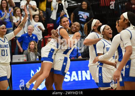 Edwardsville, États-Unis. 06 avril 2024. Les joueurs de Saint Louis Billikens célèbrent. L'Université Saint Louis Billikens a battu les Golden Gophers du Minnesota 69-50 dans le Women's NIT joué sur le campus de l'Université Southern Illinois - Edwardsville à Edwardsville, il le samedi 6 avril 2024. (Photo de Tim Vizer/Sipa USA) crédit : Sipa USA/Alamy Live News Banque D'Images