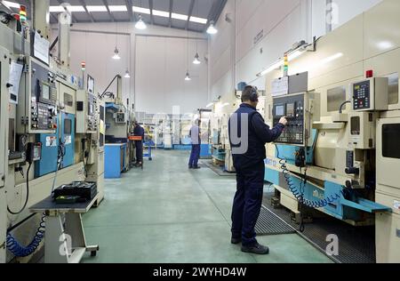 Technicien de commande CNC. Tours CNC automatisés par zone. Indecober usiné. Usinage de pièces de précision en série. Industrie automobile. Berriz. Bizkaia. Pays Basque. Espagne. Banque D'Images