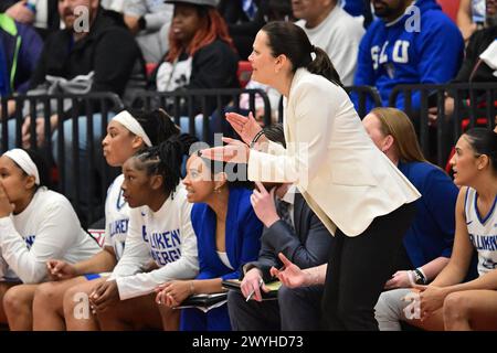 Edwardsville, États-Unis. 06 avril 2024. Rebecca Tillett, entraîneure-chef de Saint Louis Billikens, applaudit pour son équipe. L'Université Saint Louis Billikens a battu les Golden Gophers du Minnesota 69-50 dans le Women's NIT joué sur le campus de l'Université Southern Illinois - Edwardsville à Edwardsville, il le samedi 6 avril 2024. (Photo de Tim Vizer/Sipa USA) crédit : Sipa USA/Alamy Live News Banque D'Images