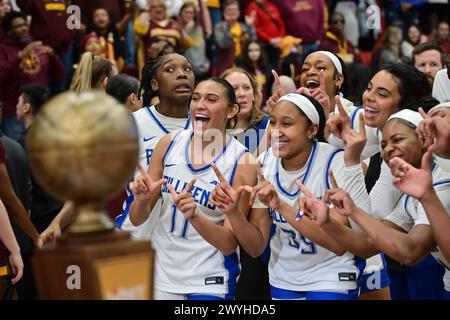 Edwardsville, États-Unis. 06 avril 2024. Les joueurs de Saint Louis Billikens célèbrent. L'Université Saint Louis Billikens a battu les Golden Gophers du Minnesota 69-50 dans le Women's NIT joué sur le campus de l'Université Southern Illinois - Edwardsville à Edwardsville, il le samedi 6 avril 2024. (Photo de Tim Vizer/Sipa USA) crédit : Sipa USA/Alamy Live News Banque D'Images