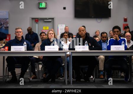 L’amiral Linda L. Fagan, commandant de la Garde côtière, le vice-amiral Peter W. Gautier, commandant adjoint des opérations, le gouverneur Wes Moore, gouverneur du Maryland, et le maire Brandon Scott, maire de Baltimore, sont informés au poste de commandement de l’incident de Key Bridge à Baltimore, Maryland, le 29 mars 2024. Le Key Bridge a été heurté par le cargo Dali battant pavillon Singapour tôt le matin du 26 mars 2024. (Photo de la Garde côtière américaine par le premier maître de 1re classe Brandon Giles) Banque D'Images