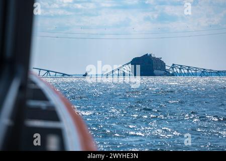 Un équipage de bateau-petit bateau de la station de la Garde côtière Milford Haven de 29 pieds évalue l'effondrement du pont Francis Scott Key à Baltimore, Maryland, le 29 mars 2024. Le Key Bridge a été heurté par le cargo Dali, battant pavillon Singapour, tôt le matin du 26 mars 2024. (Photo de la Garde côtière américaine par le premier maître de 1re classe Brandon Giles) Banque D'Images