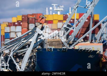 Un équipage de bateau-petit bateau de la station de la Garde côtière Milford Haven de 29 pieds évalue l'effondrement du pont Francis Scott Key à Baltimore, Maryland, le 29 mars 2024. Le Key Bridge a été heurté par le cargo Dali battant pavillon Singapour tôt le matin du 26 mars 2024. (Photo de la Garde côtière américaine par le premier maître de 1re classe Brandon Giles) Banque D'Images