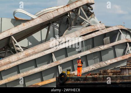 Un opérateur de récupération évalue les débris alors que les opérations de récupération se poursuivent à Baltimore le 6 avril 2024. Les efforts d'intervention se poursuivent à la suite de l'effondrement du pont Francis Scott Key. Key Bridge 2024 Unified Command photo de Dylan Burnell, USACE. Banque D'Images