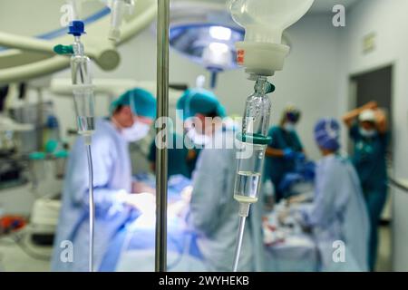 Sérum, traitement chirurgical du cancer de la prostate, prostatectomie radicale, robot chirurgical Da Vinci, équipe de chirurgiens des docteurs Madina & Azparren, Urologie, chirurgie, salle d'opération, Hôpital Onkologikoa, Institut d'oncologie, Centre de cas pour la prévention, le diagnostic et le traitement du cancer, Donostia, Saint-Sébastien, Gipuzkoa, pays Basque, Espagne, Europe. Banque D'Images