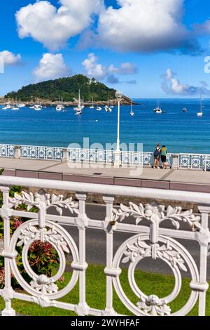 La famosa Barandilla en el Paseo y Bahia de la Concha, Isla Santa Clara, Donostia, San Sebastian, Ciudad cosmopolita de 187,000 habitantes, destaca por su gastronomía, playas urbanas y edificios inspirados en la arquitectura parisina, Gipuzkoa, pays Basque, Espagne, Europe. Banque D'Images