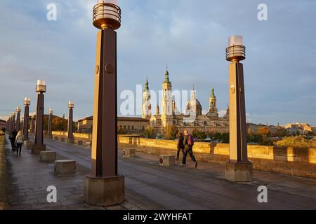 Basilique de Nuestra Señora del Pilar, Puente de Piedra pont sur l'Èbre, Saragosse. Aragón, Espagne. Banque D'Images