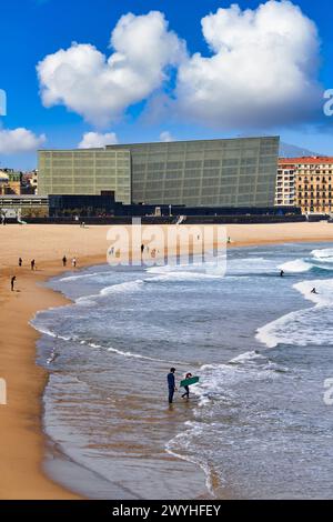 Surf, Kursaal Palace, Centro Kursaal Elkargunea, la Zurriola Beach, Donostia, Saint-Sébastien, pays Basque, Espagne, Europe. Banque D'Images