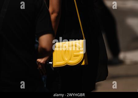 Milan, Italie - 17 juin 2023 : femme porte un sac Dolce Gabbana, détails de style de rue, détail de mode Banque D'Images