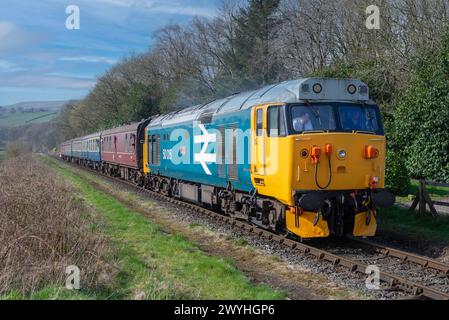 Locomotive diesel-électrique British Rail Class 50 Valiant 50015-D415 sur l'ELR East Lancashire Railway Banque D'Images