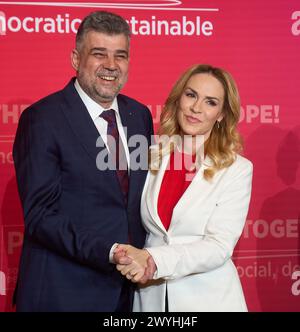 Bucarest, Roumanie. 6 avril 2024 : Marcel Ciolacu, premier ministre roumain et président du Parti social-démocrate (PSD), salue la sénatrice Gabriela Firea, première vice-présidente du PSD, avant le début de la conférence du Parti des socialistes européens (PSE) "nous sommes ensemble - pour notre Europe!", qui s'est tenue au Palais du Parlement roumain. Firea n'a pas été désigné comme candidat au poste de maire de Bucarest, mais il est en tête de liste des élections des députés européens, bien qu'il ait été spéculé à plusieurs reprises qu'il aurait une relation tendue avec le président du parti. Crédit Banque D'Images