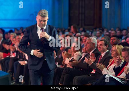 Bucarest, Roumanie. 6 avril 2024 : Marcel Ciolacu, premier ministre roumain et président du Parti social-démocrate (PSD), se prépare à prononcer un discours lors de la conférence du Parti des socialistes européens (PSE) "nous sommes ensemble - pour notre Europe!", qui s'est tenue au Palais du Parlement roumain. Crédit : Lucian Alecu/Alamy Live News Banque D'Images