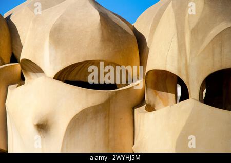 Cheminées sur le toit du chef-d'œuvre Casa Batlo de Gaudi. Le bâtiment qui est maintenant Casa Batllo a été construit en 1877 par Antoni Gaudi. Banque D'Images