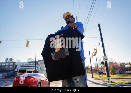 BLOOMINGTON, INDIANA - 6 AVRIL : un vendeur vend des t-shirts Indiana Eclipse au coin de North Walnut et 17th Street le 6 avril 2024 à Bloomington, Indiana. Des milliers de personnes sont attendues à Bloomington, qui est sur le chemin de l’éclipse solaire totale de 2024 qui aura lieu lundi 8 avril 2024. Le vendeur a dit qu’il serait au même endroit à partir de 7 heures lundi, et tout le week-end. (Photo de Jeremy Hogan/The Bloomingtonian) Banque D'Images