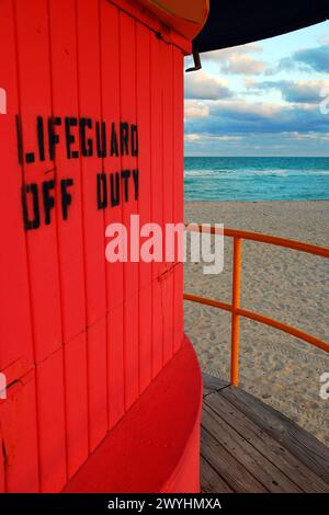 Une tour de sauveteur art déco rose et un stand sont fermés tôt le matin sur le rivage à South Beach, Miami Beach, Floride Banque D'Images