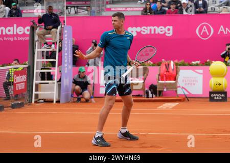 Estoril, Portugal. 06 avril 2024. Hubert Hurkacz réagit lors de la demi-finale du tournoi de tennis Millennium Estoril Open ATP 250 au Clube de Tenis do Estoril. Score final : Cristian Garin 1:2 Hubert Hurkacz crédit : SOPA images Limited/Alamy Live News Banque D'Images