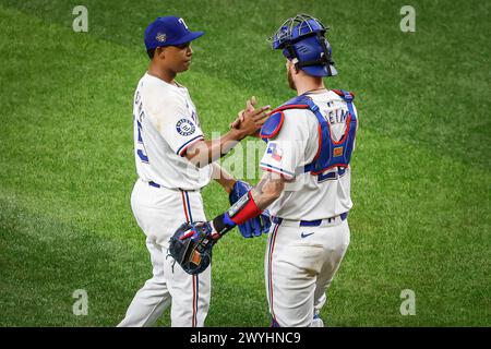 Arlington, Texas, États-Unis. 6 avril 2024. JONAH HEIM (28), receveur des Texas Rangers, félicite le lanceur des Texas Rangers JosÃ‰ LECLERC (25) après avoir clôturé le match lors d’un match MLB entre les Astros de Houston et les Texas Rangers au Globe Life Field. (Crédit image : © Mark Fann/ZUMA Press Wire) USAGE ÉDITORIAL SEULEMENT! Non destiné à UN USAGE commercial ! Crédit : ZUMA Press, Inc/Alamy Live News Banque D'Images