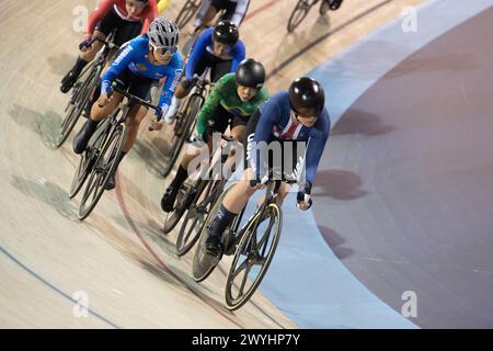 Los Angeles, Californie, États-Unis. 6 avril 2024. Jennifer Valente, des États-Unis, mène le peloton dans la course aux points féminine. Crédit : Casey B. Gibson/Alamy Live News Banque D'Images