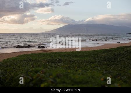 La vue de Makena Beach vers Maalaea Bay sur la belle île de Maui, Hawaï Banque D'Images