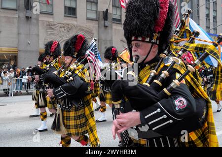 New York, États-Unis. 06 avril 2024. Une bande de cornemuse marche sur la Sixième Avenue lors de la 26e parade annuelle du jour du tartan de New York. Le défilé annuel commémorant la culture écossaise attire des cornemuses, des danseurs des Highlands, des organisations écossaises-américaines et des fêtards à Midtown Manhattan, New York City. En 1998, le Sénat des États-Unis a proclamé le 6 avril Journée nationale du tartan « pour reconnaître les réalisations exceptionnelles et les contributions apportées par les Écossais américains aux États-Unis ». (Photo de Jimin Kim/SOPA images/SIPA USA) crédit : SIPA USA/Alamy Live News Banque D'Images