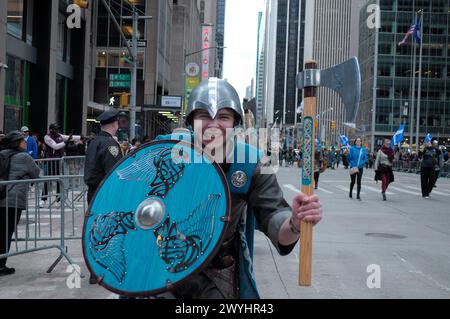 Un participant à la parade portant une armure médiévale et tenant un bouclier et une hache marche sur la Sixième Avenue lors de la 26e parade annuelle du jour du tartan de New York. Le défilé annuel commémorant la culture écossaise attire des cornemuses, des danseurs des Highlands, des organisations écossaises-américaines et des fêtards à Midtown Manhattan, New York City. En 1998, le Sénat des États-Unis a proclamé le 6 avril Journée nationale du tartan « pour reconnaître les réalisations exceptionnelles et les contributions apportées par les Écossais américains aux États-Unis ». (Photo Jimin Kim/SOPA images/SIPA USA) Banque D'Images