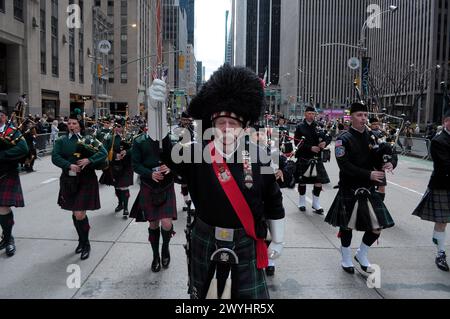 New York, États-Unis. 06 avril 2024. Une bande de cornemuse marche sur la Sixième Avenue lors de la 26e parade annuelle du jour du tartan de New York. Le défilé annuel commémorant la culture écossaise attire des cornemuses, des danseurs des Highlands, des organisations écossaises-américaines et des fêtards à Midtown Manhattan, New York City. En 1998, le Sénat des États-Unis a proclamé le 6 avril Journée nationale du tartan « pour reconnaître les réalisations exceptionnelles et les contributions apportées par les Écossais américains aux États-Unis ». (Photo de Jimin Kim/SOPA images/SIPA USA) crédit : SIPA USA/Alamy Live News Banque D'Images