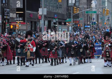 New York, États-Unis. 06 avril 2024. Une bande de cornemuse marche sur la Sixième Avenue lors de la 26e parade annuelle du jour du tartan de New York. Le défilé annuel commémorant la culture écossaise attire des cornemuses, des danseurs des Highlands, des organisations écossaises-américaines et des fêtards à Midtown Manhattan, New York City. En 1998, le Sénat des États-Unis a proclamé le 6 avril Journée nationale du tartan « pour reconnaître les réalisations exceptionnelles et les contributions apportées par les Écossais américains aux États-Unis ». Crédit : SOPA images Limited/Alamy Live News Banque D'Images