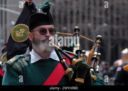 New York, États-Unis. 06 avril 2024. Un cornemuse marche sur la Sixième Avenue lors de la 26e parade annuelle du Tartan Day de New York. Le défilé annuel commémorant la culture écossaise attire des cornemuses, des danseurs des Highlands, des organisations écossaises-américaines et des fêtards à Midtown Manhattan, New York City. En 1998, le Sénat des États-Unis a proclamé le 6 avril Journée nationale du tartan « pour reconnaître les réalisations exceptionnelles et les contributions apportées par les Écossais américains aux États-Unis ». (Photo de Jimin Kim/SOPA images/SIPA USA) crédit : SIPA USA/Alamy Live News Banque D'Images