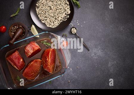 morceaux de filet de thon dans une marinade à la sauce soja et graines de sésame Banque D'Images