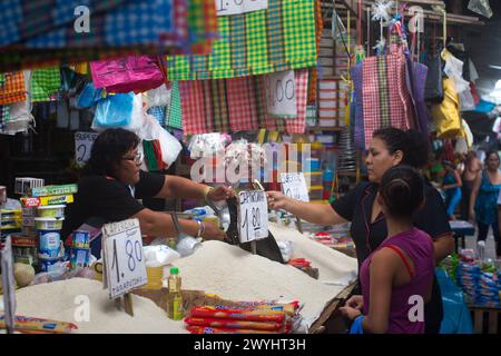 Scènes du marché de Belen dans la jungle amazonienne ville d'Iquitos où le Rio Itaya rencontre le Rio Amazonas Banque D'Images