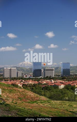 Vue sur Irvine Spectrum et le quartier des affaires près des autoroutes 5 et 405 Banque D'Images