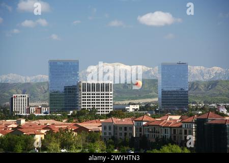 Vue sur Irvine Spectrum et le quartier des affaires près des autoroutes 5 et 405 Banque D'Images