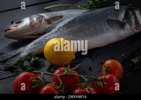 dorade de mer ou dorado herbes de poisson de mer sur fond d'ardoise sombre vue de dessus Banque D'Images