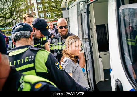 La Haye, pays-Bas. 06 avril 2024. Greta Thunberg a été arrêtée avec d'autres manifestants alors qu'elle bloquait la route (S100) dans le centre de la Haye. Un petit groupe de manifestants a bloqué la route (S100) dans le centre de la Haye lors d'un mouvement de rébellion d'extinction. Au départ, les activistes voulaient bloquer l'A12 pour la 37e fois, mais ils n'ont pas réussi à prendre la route car un policier les a encerclés et arrêtés. Les manifestants portaient des drapeaux « XR » et des pancartes disant « arrêtez les subventions au carburant maintenant ! » Et 'la planète est en train de mourir!'. Crédit : SOPA images Limited/Alamy Live News Banque D'Images