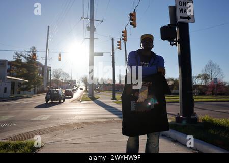 Bloomington, États-Unis. 06 avril 2024. Un vendeur vend des t-shirts Indiana Eclipse à l'angle de North Walnut et de 17th Street à Bloomington. Des milliers de personnes sont attendues à Bloomington, qui est sur le chemin de l’éclipse solaire totale de 2024 qui aura lieu lundi 8 avril 2024. Le vendeur a dit qu'il serait au même endroit à partir de 7 heures lundi, et tout le week-end. Crédit : SOPA images Limited/Alamy Live News Banque D'Images