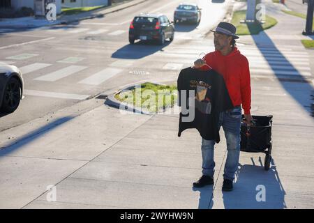 Bloomington, États-Unis. 06 avril 2024. Un vendeur vend des t-shirts Indiana Eclipse à l'angle de North Walnut et de 17th Street à Bloomington. Des milliers de personnes sont attendues à Bloomington, qui est sur le chemin de l’éclipse solaire totale de 2024 qui aura lieu lundi 8 avril 2024. Le vendeur a dit qu'il serait au même endroit à partir de 7 heures lundi, et tout le week-end. Crédit : SOPA images Limited/Alamy Live News Banque D'Images