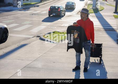 Bloomington, États-Unis. 06 avril 2024. Un vendeur vend des t-shirts Indiana Eclipse à l'angle de North Walnut et de 17th Street à Bloomington. Des milliers de personnes sont attendues à Bloomington, qui est sur le chemin de l’éclipse solaire totale de 2024 qui aura lieu lundi 8 avril 2024. Le vendeur a dit qu'il serait au même endroit à partir de 7 heures lundi, et tout le week-end. (Photo de Jeremy Hogan/SOPA images/Sipa USA) crédit : Sipa USA/Alamy Live News Banque D'Images