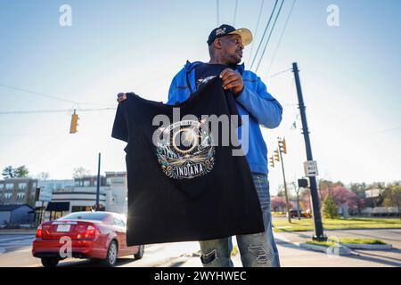 Bloomington, États-Unis. 06 avril 2024. Un vendeur vend des t-shirts Indiana Eclipse à l'angle de North Walnut et de 17th Street à Bloomington. Des milliers de personnes sont attendues à Bloomington, qui est sur le chemin de l’éclipse solaire totale de 2024 qui aura lieu lundi 8 avril 2024. Le vendeur a dit qu'il serait au même endroit à partir de 7 heures lundi, et tout le week-end. (Photo de Jeremy Hogan/SOPA images/Sipa USA) crédit : Sipa USA/Alamy Live News Banque D'Images