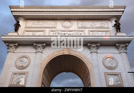 Vie quotidienne dans le centre-ville de la capitale de la République de Macédoine du Nord, Skopje. Arc de triomphe Banque D'Images