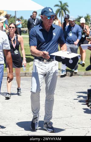 Doral, Floride, États-Unis. 6 avril 2024. Greg Norman, PDG de LIV Golf, signe des autographes avant la deuxième manche du LIV Golf Miami au Trump National Doral. (Crédit image : © Debby Wong/ZUMA Press Wire) USAGE ÉDITORIAL SEULEMENT! Non destiné à UN USAGE commercial ! Banque D'Images