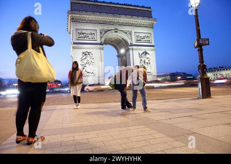 L'Arc de Triomphe commémore la Révolution française, les guerres napoléoniennes et la guerre mondiale 1. Touriste prendre des photos avec le monument en arrière-plan. Tir A. Banque D'Images