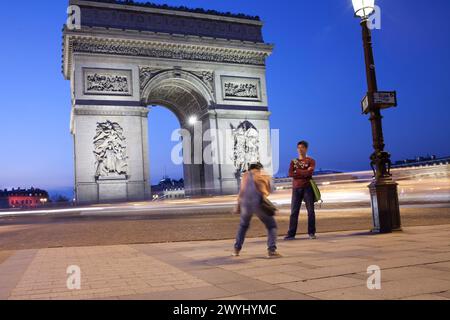 L'Arc de Triomphe commémore la Révolution française, les guerres napoléoniennes et la guerre mondiale 1. Touriste prendre des photos avec le monument en arrière-plan. Tir A. Banque D'Images