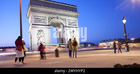 L'Arc de Triomphe commémore la Révolution française, les guerres napoléoniennes et la guerre mondiale 1. Touriste prendre des photos avec le monument en arrière-plan. Tir A. Banque D'Images