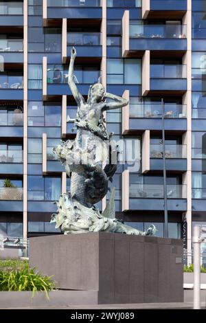 LONDRES, Royaume-Uni - 02 AVRIL 2024 : sculpture de sirène par l'artiste Damien Hirst à North Greenwich Banque D'Images